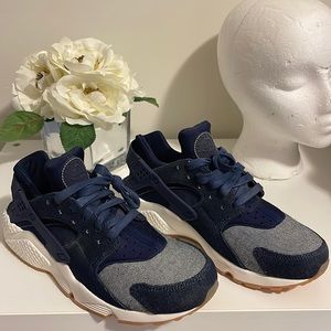 Nike Women’s Navy Blue and Gray Huarache Sneakers